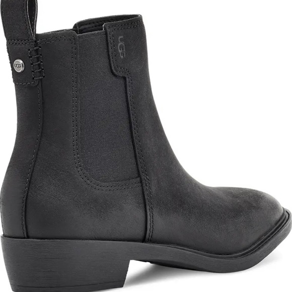 Emmeth Waterproof Chelsea Boot
UGG® - Picture 2 of 6